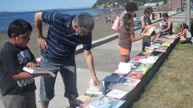 Veraneantes en la Biblioplaya.