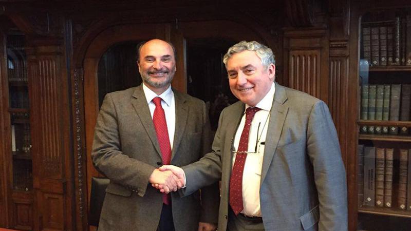 Director de la Dibam, Ángel Cabeza junto al rector de la Universidad de Chile, Ennio Vivaldi, en la firma del convenio.