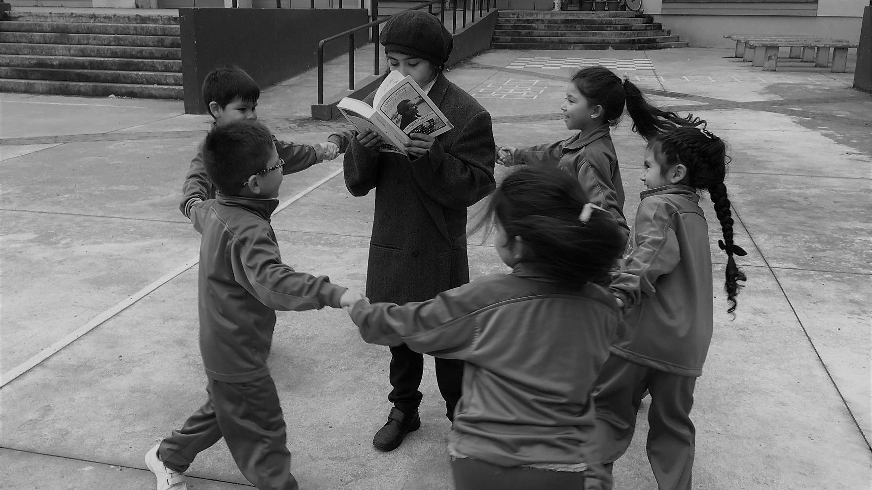 Ronda de niños ilustra ganadores del concurso Mi Libro Favorito Fabiola Saavedra fue la ganadora de la categoría "Mejor foto con libro de Gabriela Mistral".