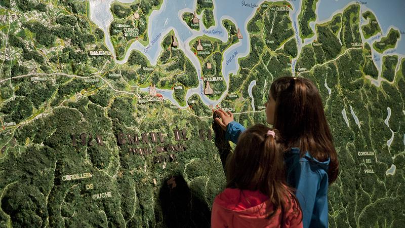 Las niñas y niños disfrutan visitantes los museos institucionales. Visitantes en el Museo Regional de Ancud.