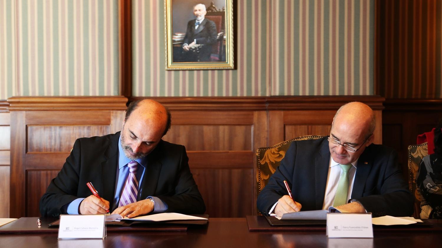 Director de la Dibam Ángel Cabeza junto al rector de la USM Darcy Fuenzalida firman el convenio