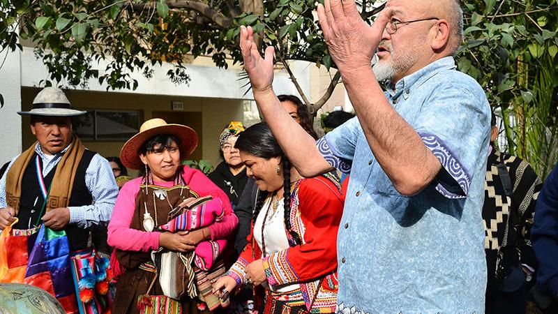 Florentino Hey, profesor de lengua y cultura Rapa Nui en Escuela de Idiomas Indígenas, Región Metropolitana.