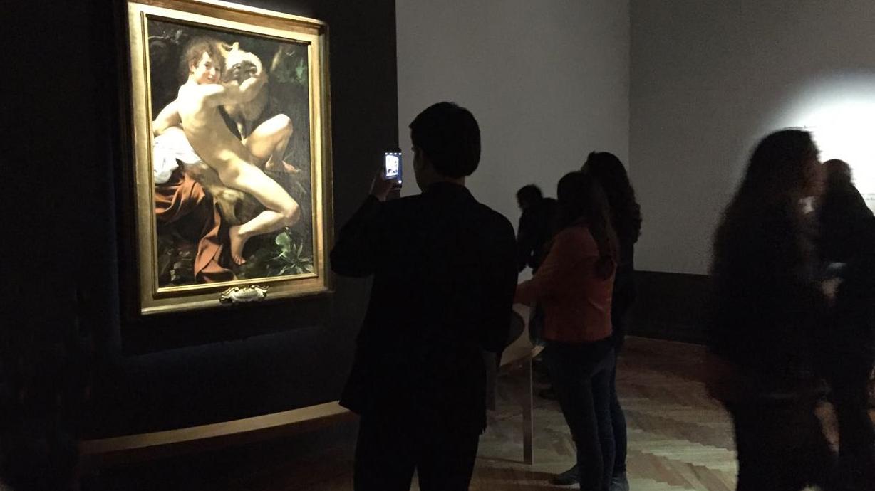 La muestra integra además otras dos obras. Una de ellas es una copia de la "Deposición" de Caravaggio, de autoría desconocida, y "La conversión", obra de la artista chilena Josefina Fontecilla.