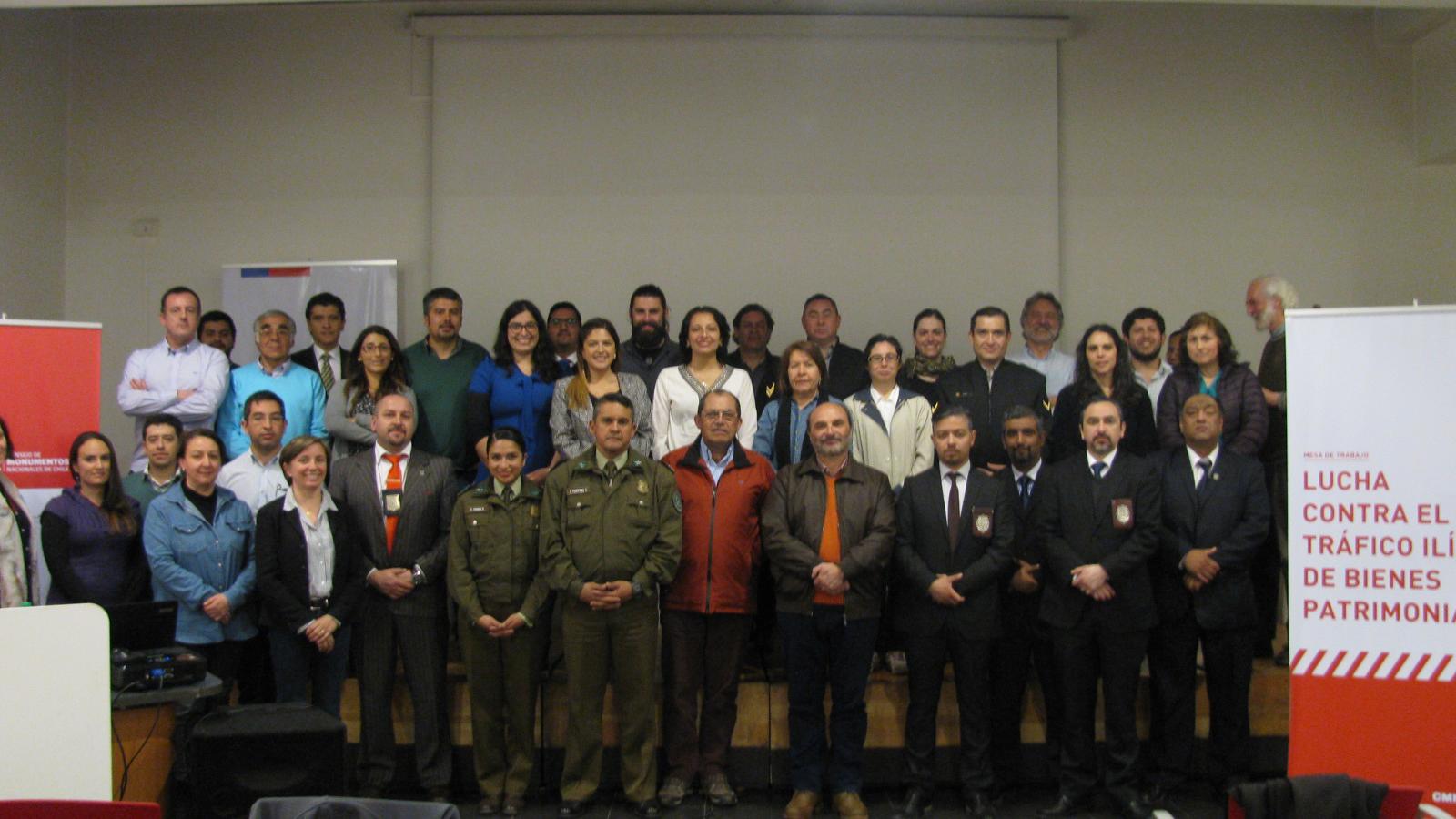 El director de la Dibam, Ángel Cabeza en este Seminario-Taller, donde se expuso sobre la Ley 17.288 de Monumentos Nacionales, y también sobre la arquelogía y prehistoria de Aysén.