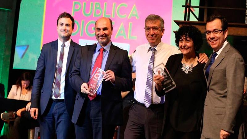 De derecha a izquierda. Ministro de Economía, Luis Felipe Céspedes, la directora de la BPDigital, Florencia García, subdirector del Sistema Nacional de Bibliotecas Públicas, Gonzalo Oyarzún junto al director de la Dibam, Ángel Cabeza y el director ejecut