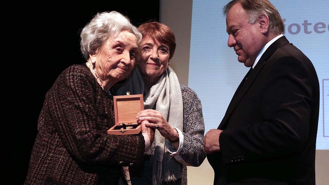 Marta Cruz-Coke recibe medalla de manos de la ministra de las Culturas, Consuelo Valdés, y del director de la Biblioteca Nacional, Pedro Pablo Zegers (fotografía: Mario Ruiz / Ministerio de las Culturas)