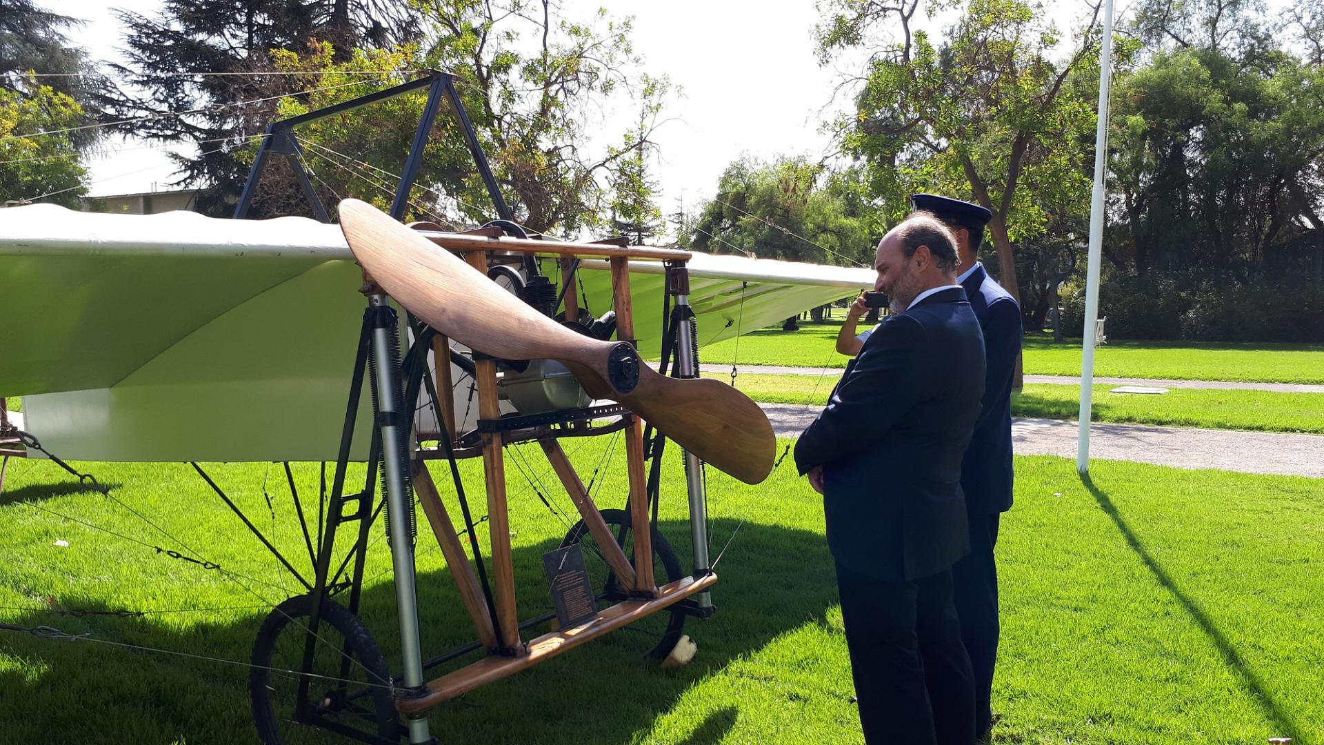 Director de la Dibam, Angel Cabeza en las dependencias de la Escuela de Aviación