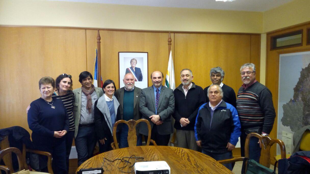 Director de la Dibam, Ángel Cabeza junto a miembros de la Mesa de Derechos Humanos de Valdivia