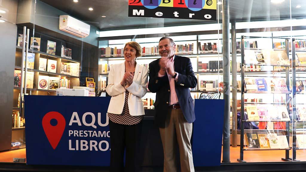 Ministra Consuelo Valdés inaugurando Bibliometro estación Puerto junto al director de Metro Valparaíso, Francisco Bartolucci. Ministra Consuelo Valdés inaugurando Bibliometro estación Puerto junto al director de Metro Valparaíso, Francisco Bartolucci.