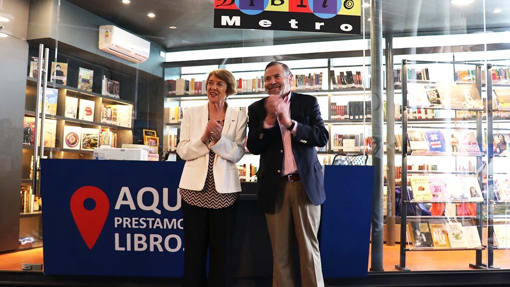 Ministra Consuelo Valdés inaugurando Bibliometro estación Puerto junto al director de Metro Valparaíso, Francisco Bartolucci.