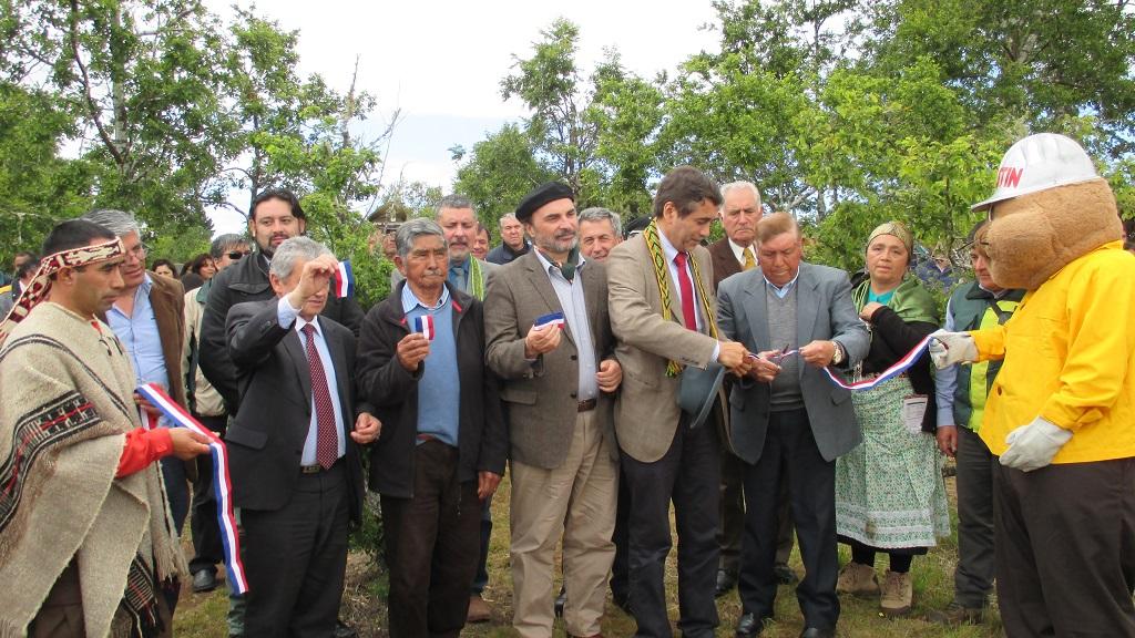 Autoridades en el tradicional corte de cinta de la remodelación del parque urbano del Museo Mapuche de Cañete