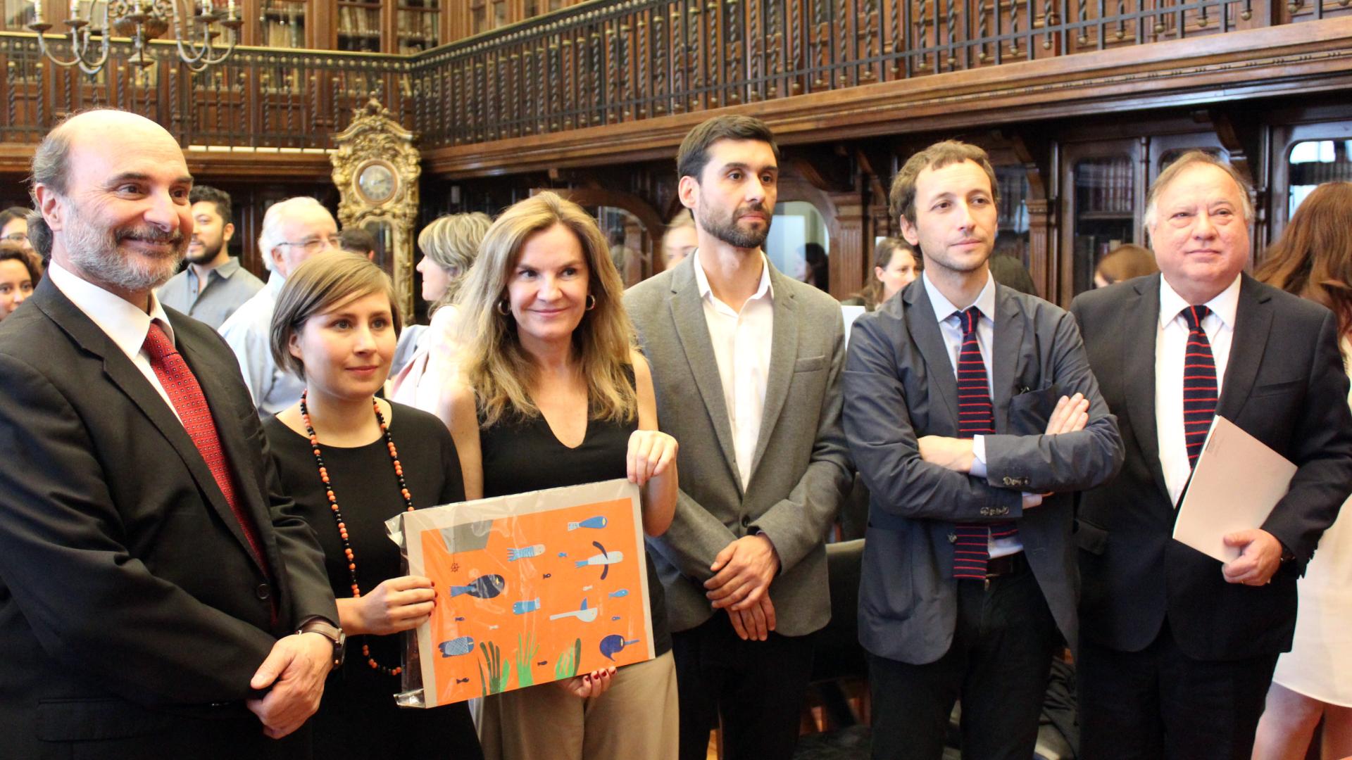 Autoridades del Ministerio de las Culturas, las Artes y el Patrimonio reciben la donación de ilustraciones. Autoridades del Ministerio de las Culturas, las Artes y el Patrimonio reciben la donación de ilustraciones.