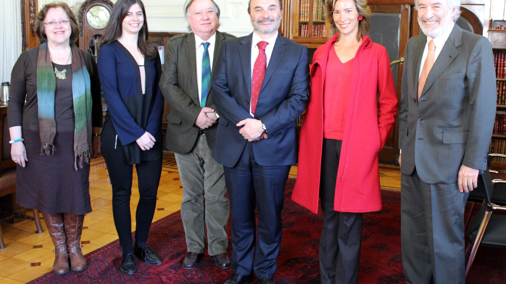 Director de la Dibam, Ángel Cabeza, junto a Consejera Cultural de la Embajada de España en Chile, Rebeca Guinea