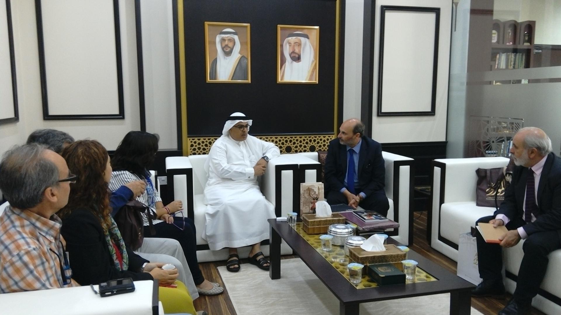 El director de la Dibam Ángel Cabeza con parte de la delegación nacional, junto a representantes del Emirato de Sharjah