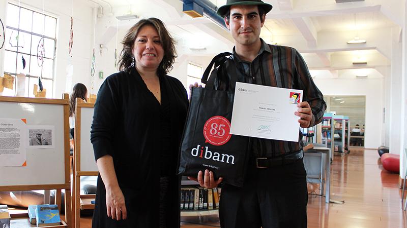 Manuel Venegas junto a sus premios y a Marcela Valdes, directora de la Biblioteca de Santiago.