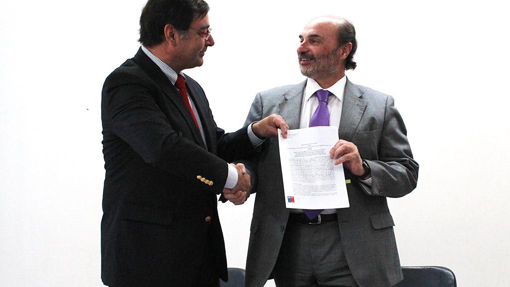 Alcalde de Lo Barnechea y director de la Dibam tras la firma del convenio.