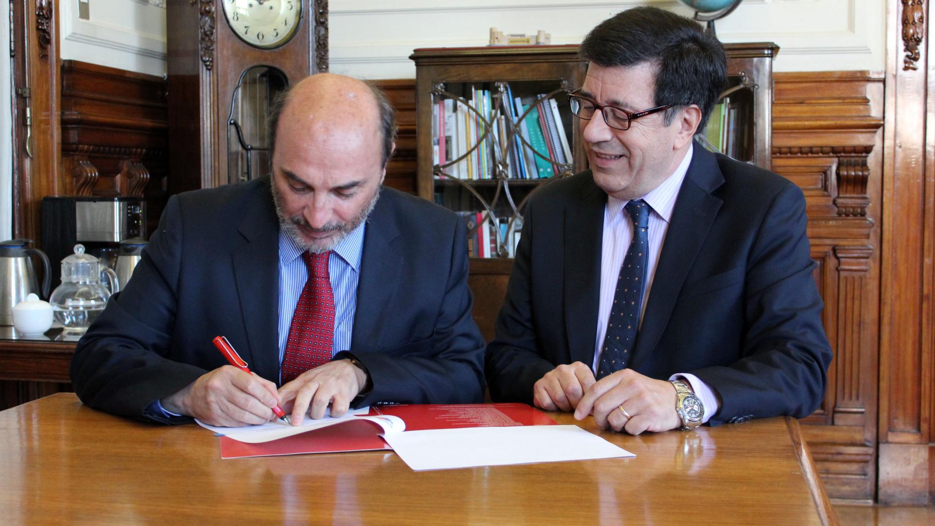 Director de la Dibam Ángel Cabeza junto a Director ejecutivo de Conicyt Christian Nicolai en la firma de convenio entre ambas instituciones