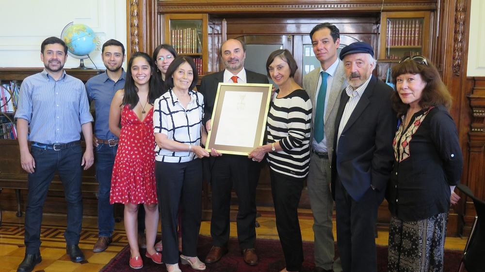 Director de la Dibam, Angel Cabeza entrega un reconocimiento al grupo Concumén, ganadores del premio Fidel Sepúlveda.