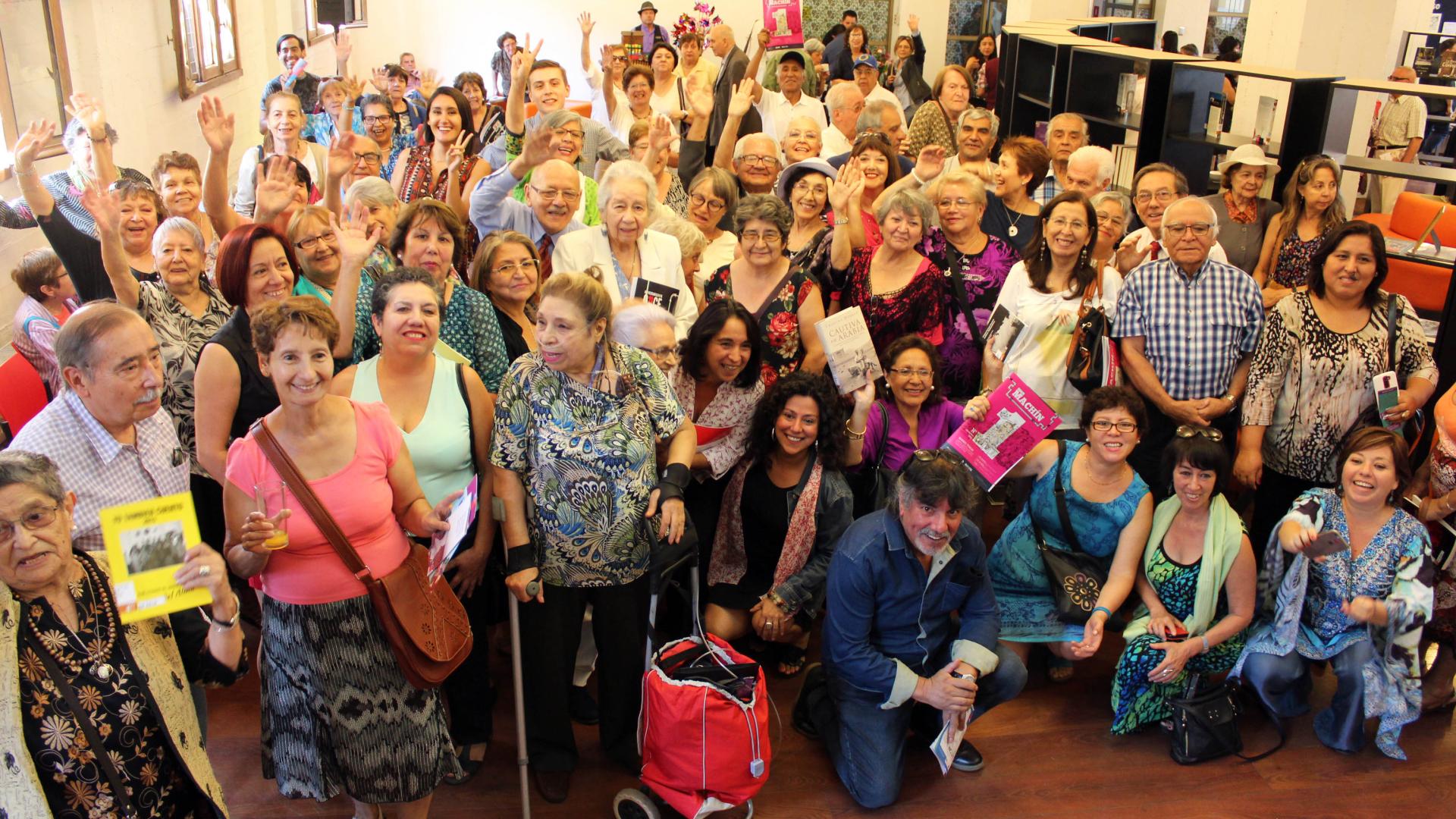 Usuarios celebraron la inauguración de la Sala +60. Usuarios y equipo de la Biblioteca de Santiago celebraron la inauguración de la Sala +60.