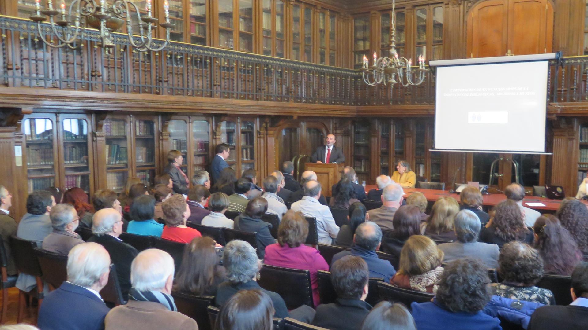 Director de la Dibam presentando el libro "Biblioteca Nacional 1910-1990"