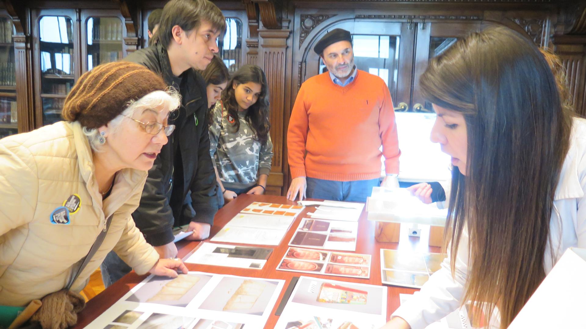 El Director de la Dibam en la Sala José Toribio Medina, mientras se exponía el proceso de restauración de libros antiguos.