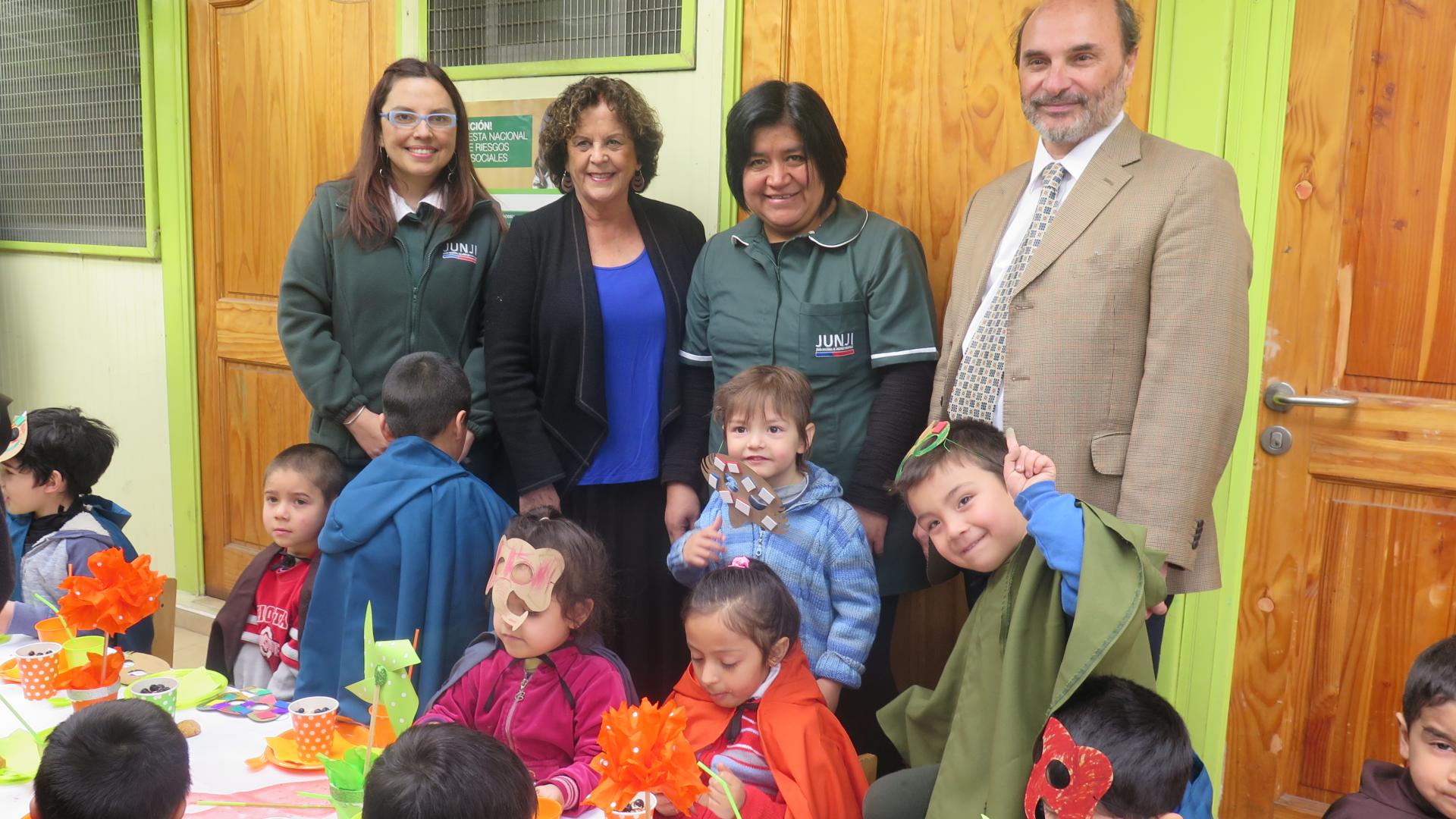 Director de la Dibam Ángel Cabeza junto a niños y niñas del jardín Nuevo Amanecer en la comuna de La Florida