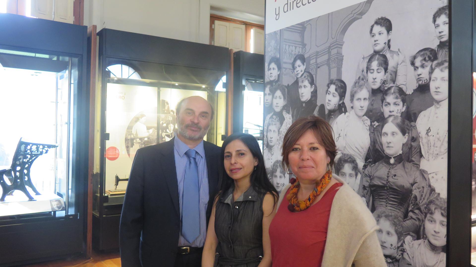 Director Dibam, Ángel Cabeza, junto a la directora del Museo de la Educación, María Isabel Orellana (al centro)