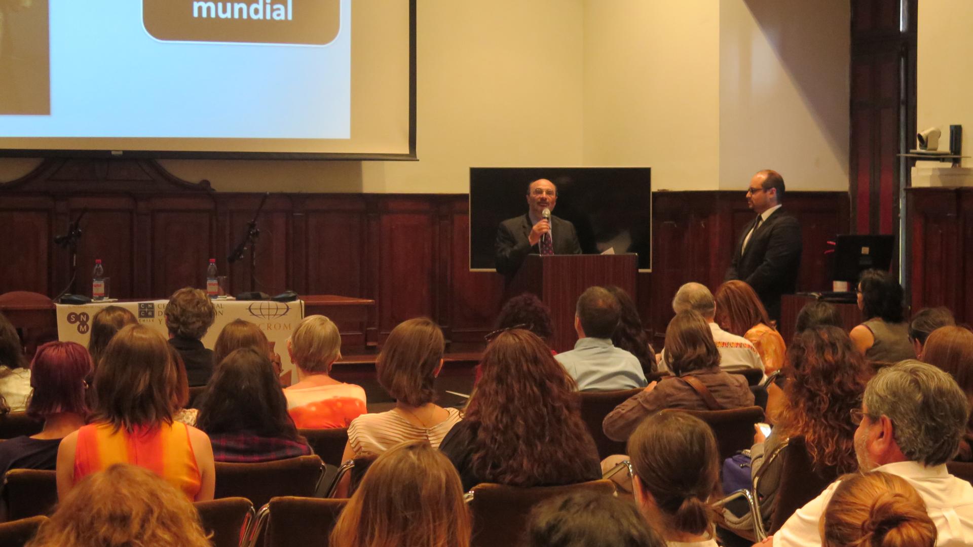 El director de la Dibam Ángel Cabeza en el discurso de bienvenida de la jornada que se extenderá hasta el 17 de marzo