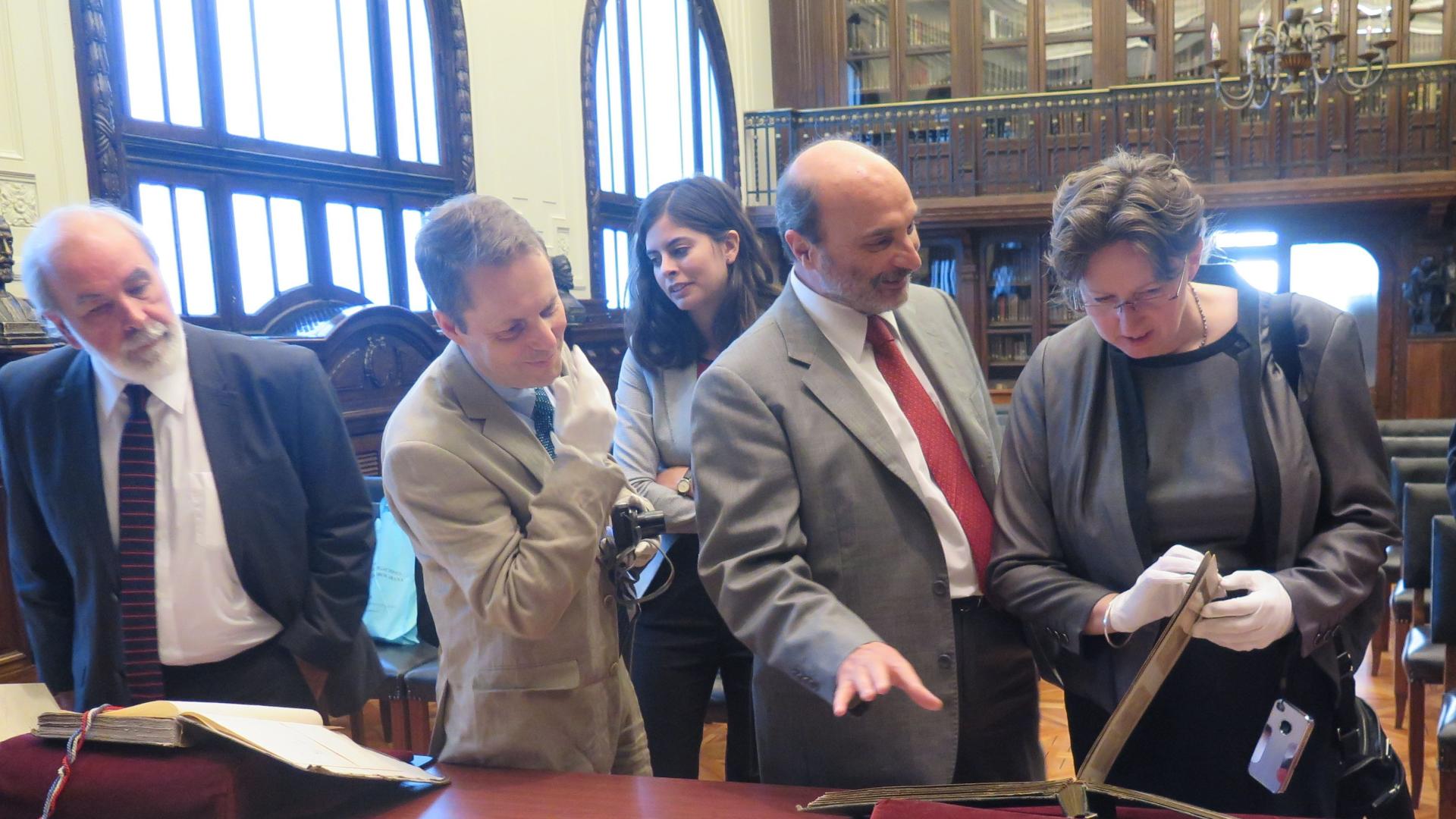 El director de la Dibam, Ángel Cabeza junto a la embajadora británica Fiona Clouder en la sala Ercilla de la Biblioteca Nacional