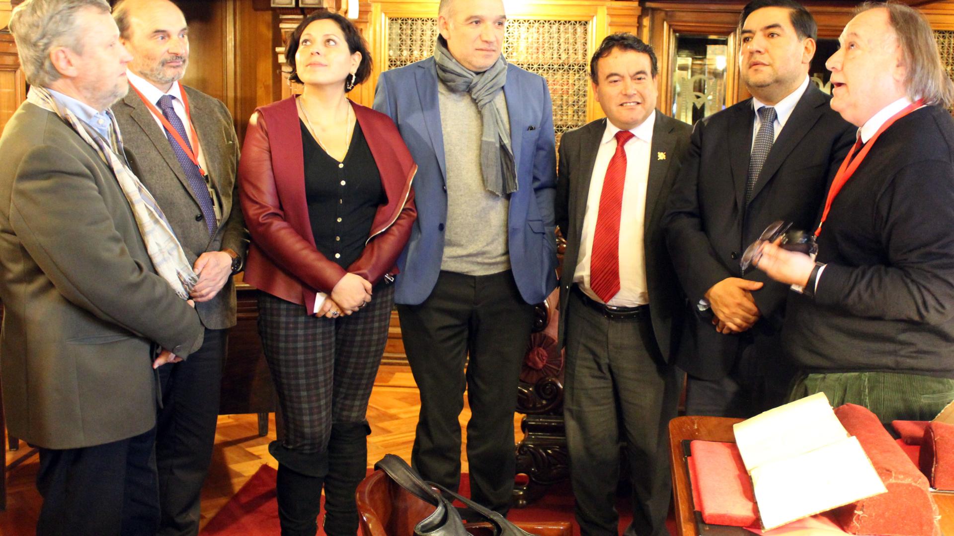 Director de la Dibam, Ángel Cabeza, junto al director de la Biblioteca Nacional, Pedro Pablo Zegers, realizando una visita guiada a la delegación de la Araucanía por la sala patrimonial José Toribio Medina.