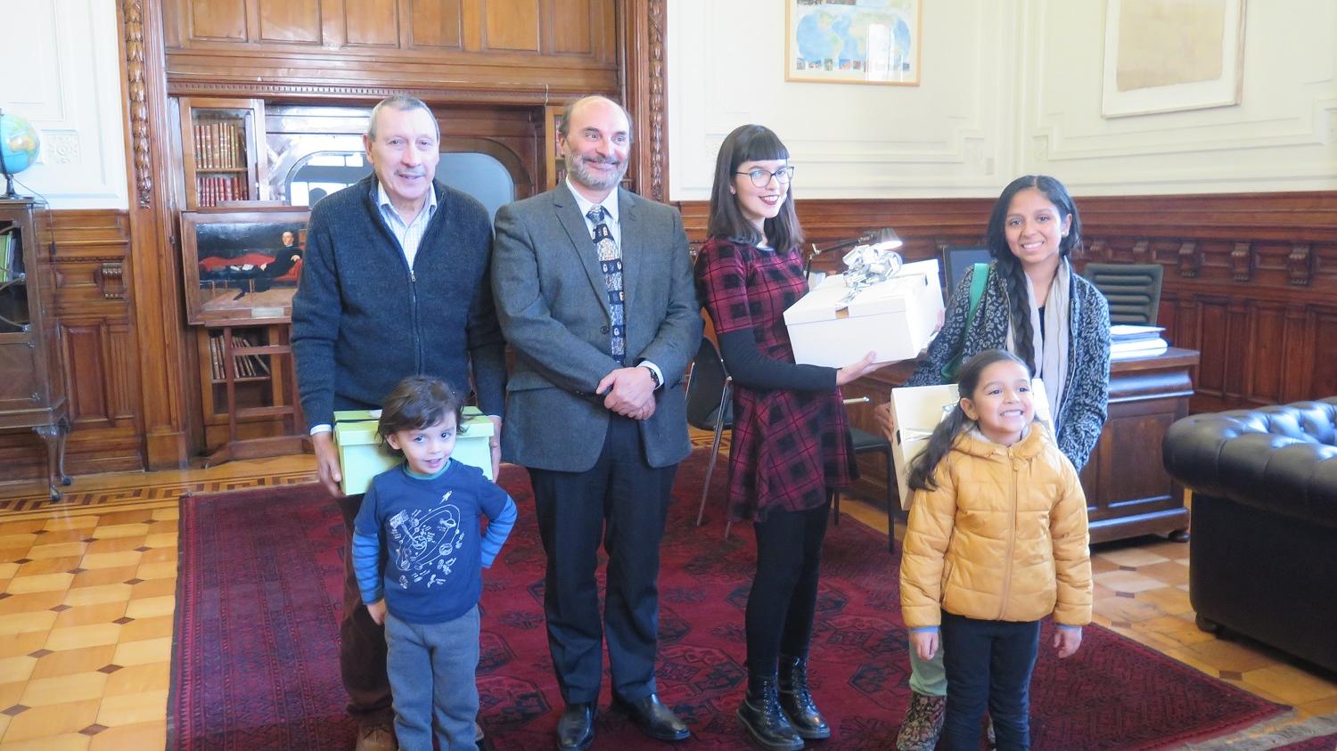 Director de la Dibam, Ángel Cabeza junto a los ganadores de la VI versión del concurso Mi Libro Favorito