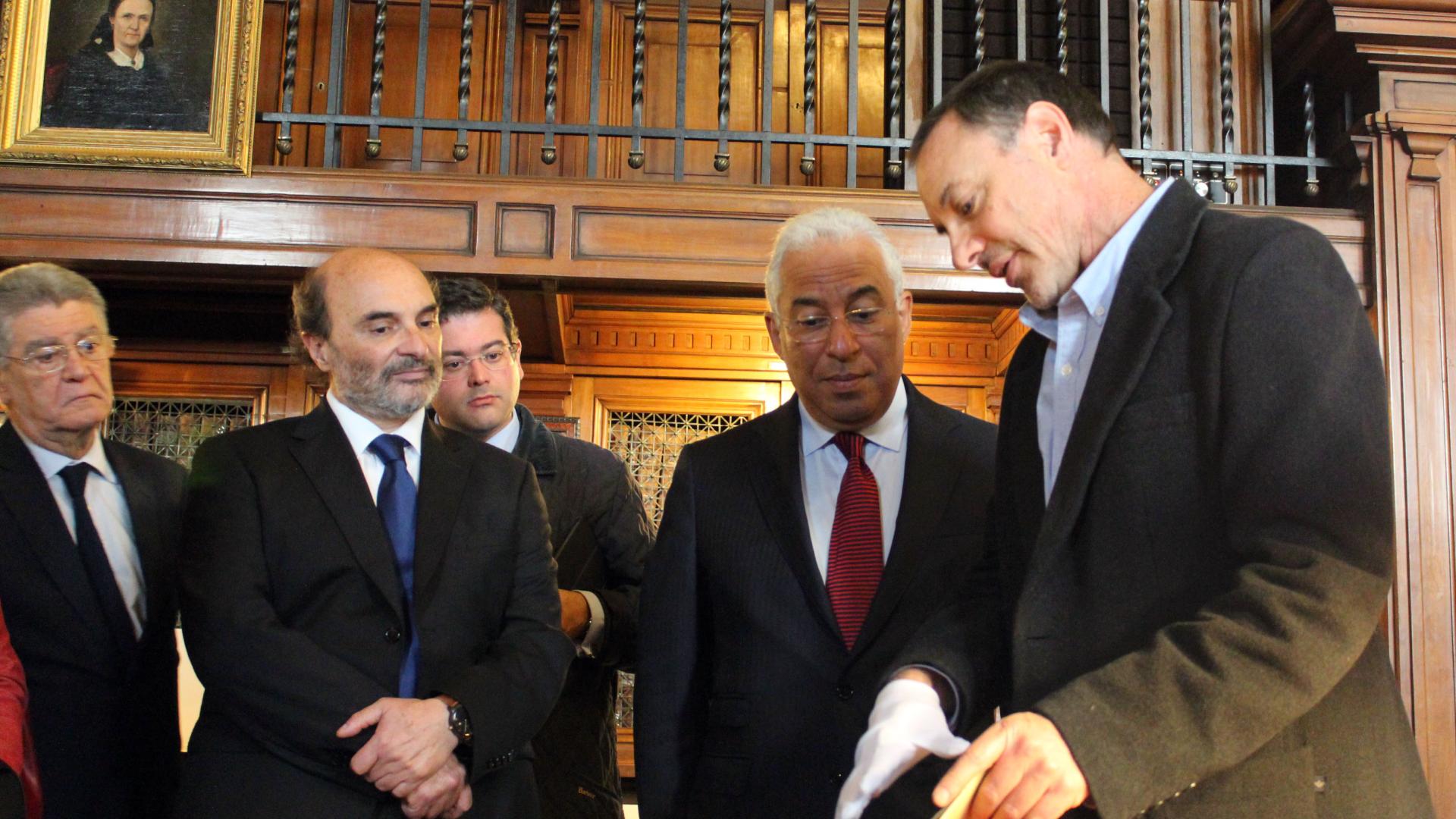Primer Ministro de Portugal, António Luís Santos da Costa, conociendo las joyas patrimoniales de la sala José Toribio Medina en compañía del director de la Dibam, Ángel Cabeza