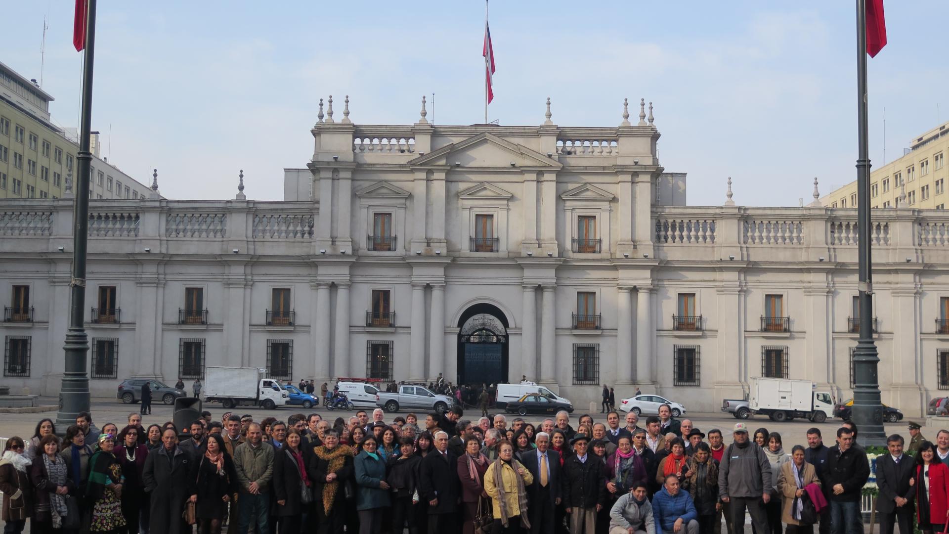 Foto oficial de los dirigentes en la celebración de los 50 años de la Reforma Agraria en el Día del Campesino