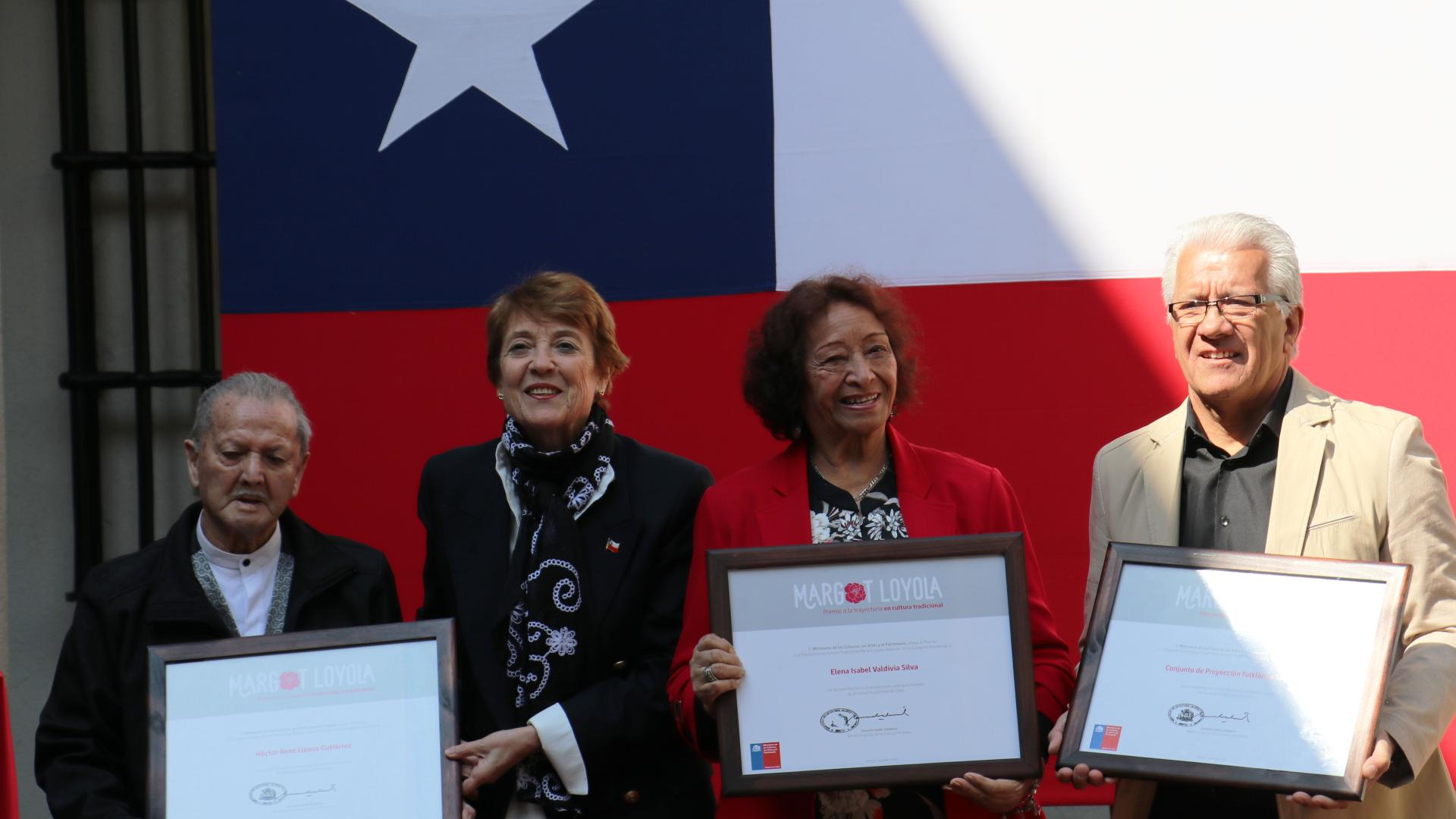 Ministra junto a los ganadores del Premio a la trayectoria Margot Loyola 2018 Ministra de las Culturas junto a los ganadores del Premio a la trayectoria Margot Loyola 2018.