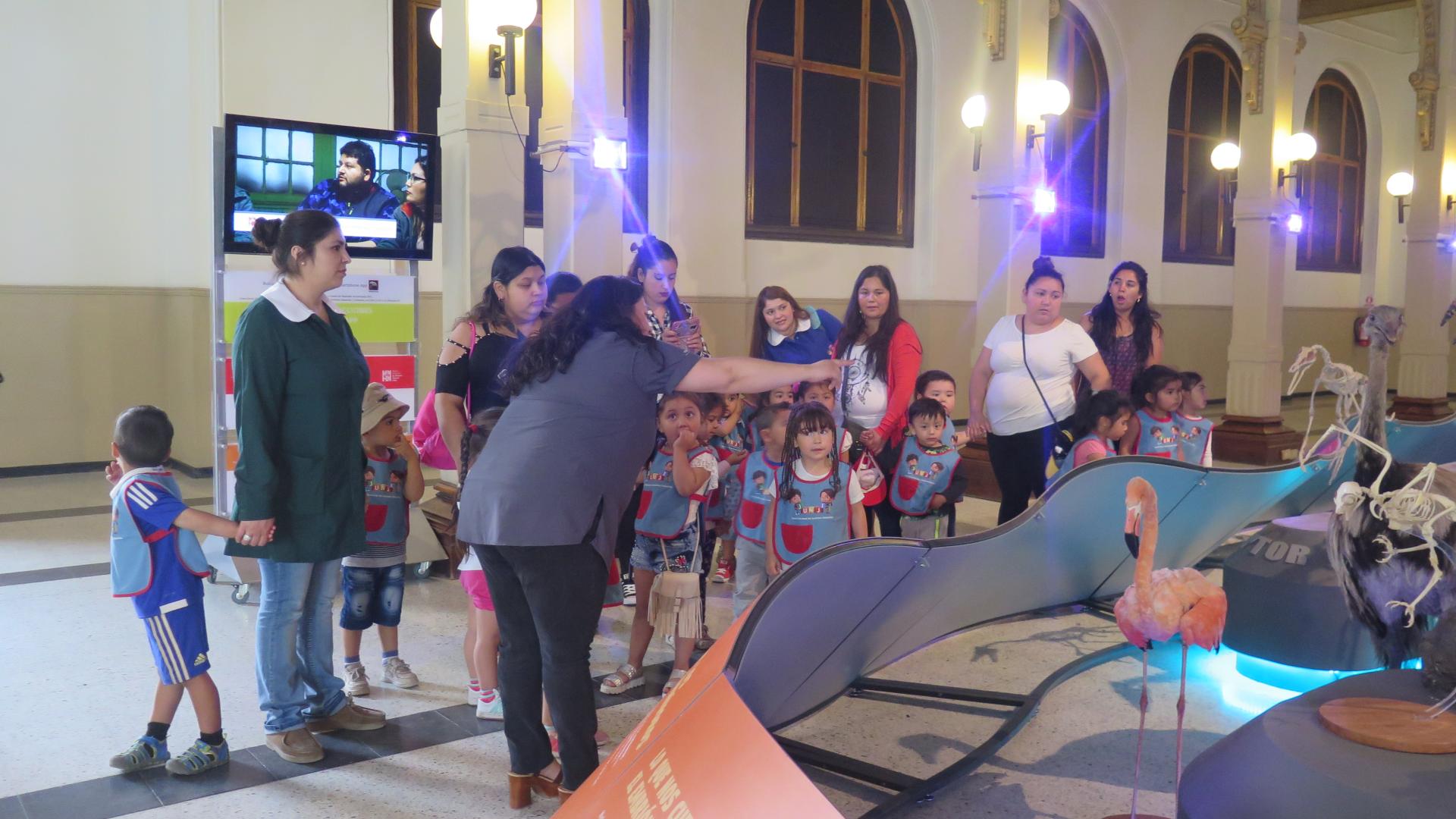 Niños y niñas disfrutando de una jornada educativa en el Museo de Histoaria Natural de Santiago.