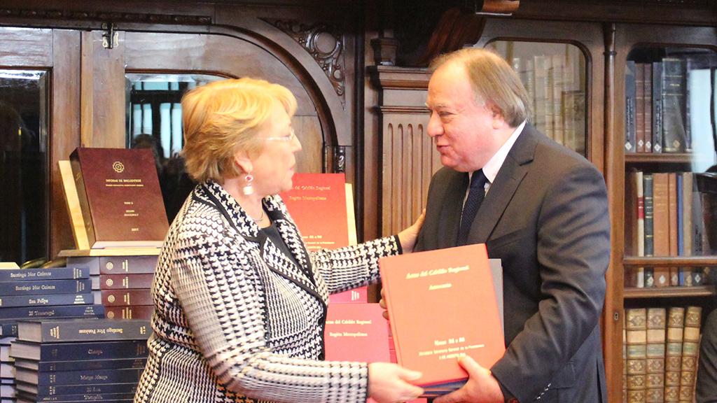 Presidenta Michelle Bachelet hace entrega de los documentos al Director de la Biblioteca Nacional, Pedro Pablo Zegers