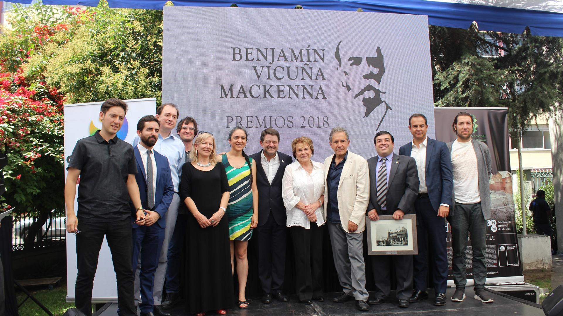 Intendente de la región Metropolitana y Director del Museo Benjamín Vicuña Mackenna junto a los galardonados.
