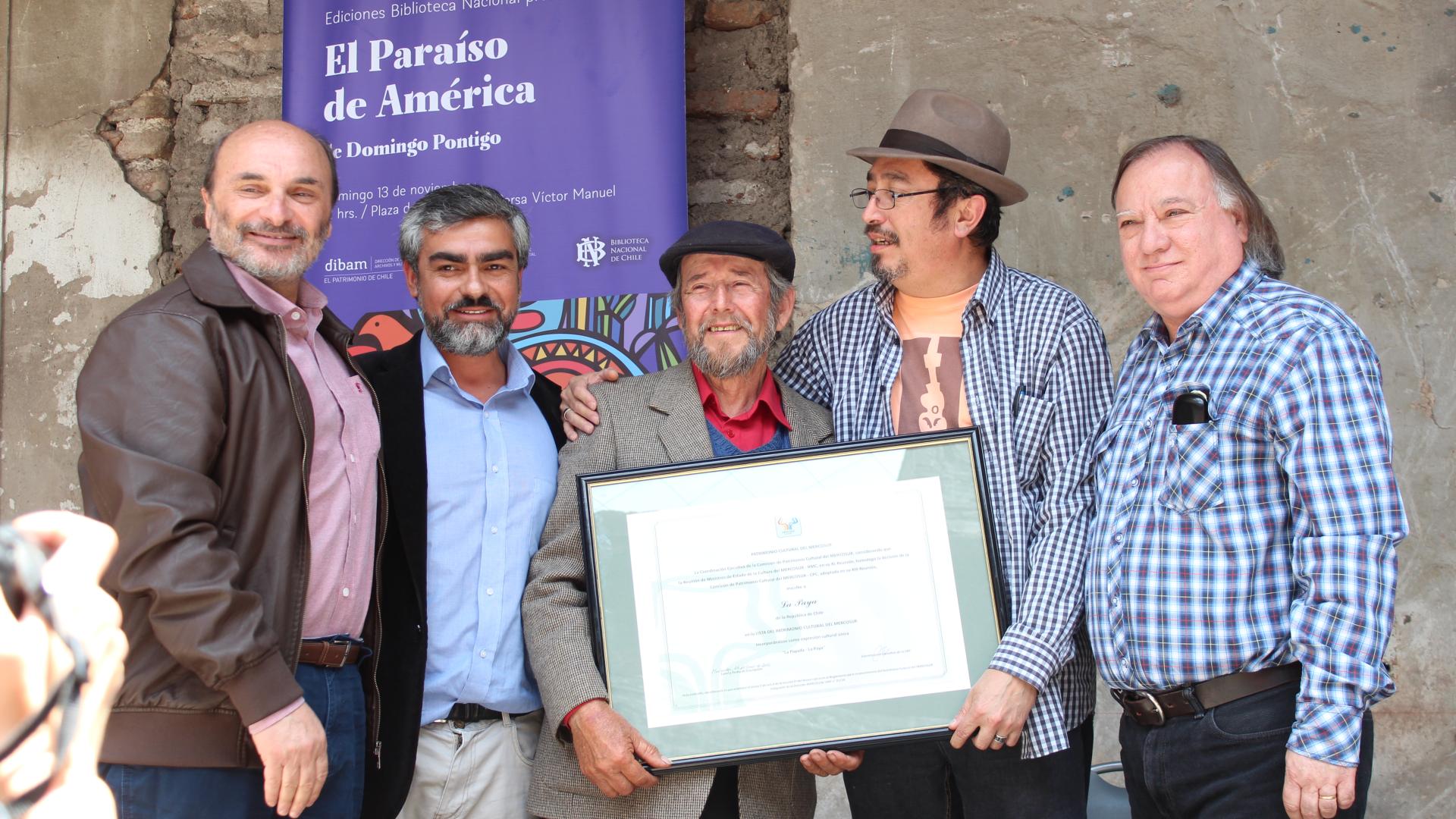 Ángel Cabeza, Rodrigo Aravena, Domingo Pontigo, Jorge Céspedes y Pedro Pablo Zegers en la entrega de certificados a los payadores por reconocimiento Mercosur.