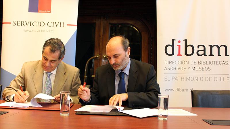 Firma de convenio Director de la Dibam, Ángel Cabeza junto al director del Servicio Civil, Rodrigo Egaña