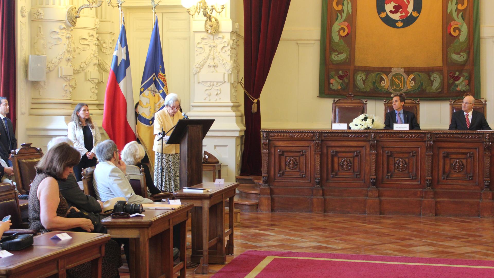 Marta Cruz-Coke aceptando su nombramiento como Hija Ilustre de Santiago.