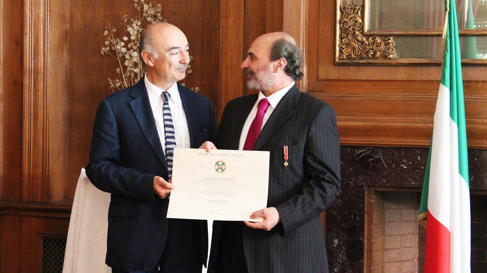 Embajador de Italia y Director de la Dibam en entrega de certificado.