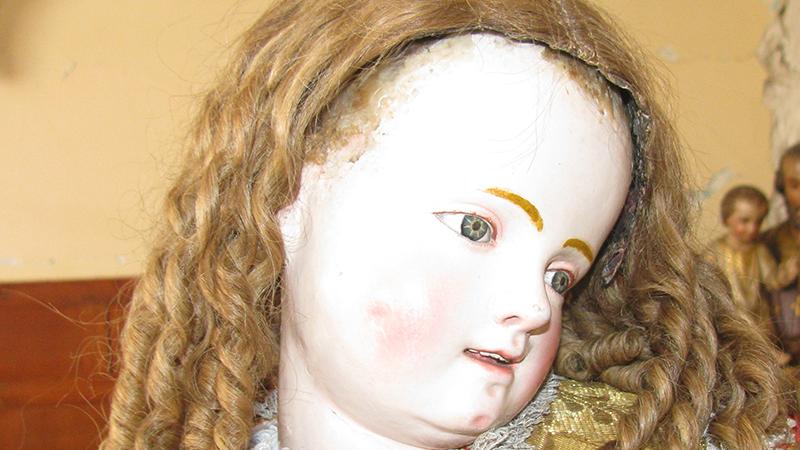 La Biblioteca Nacional está ubicada donde antes estuvo el convento de la orden clarisa en Santiago. Detalle de la imagen religiosa "Jesús Pastorcito" que fue donada a la institución Dibam.