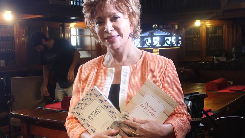 Isabel Allende recibió dos libros cortesía de la Biblioteca Nacional.