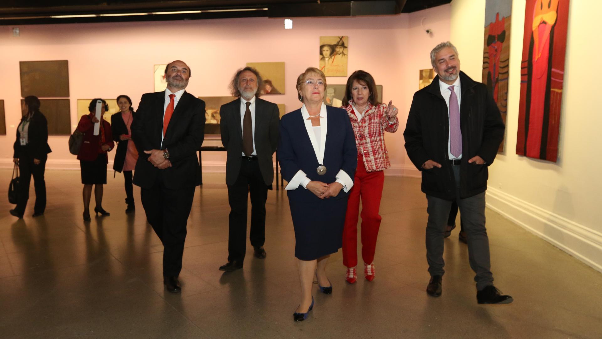 Presidenta Michelle Bachelet, autoridades Dibam y CNCA y curadora recorren la exposición.
