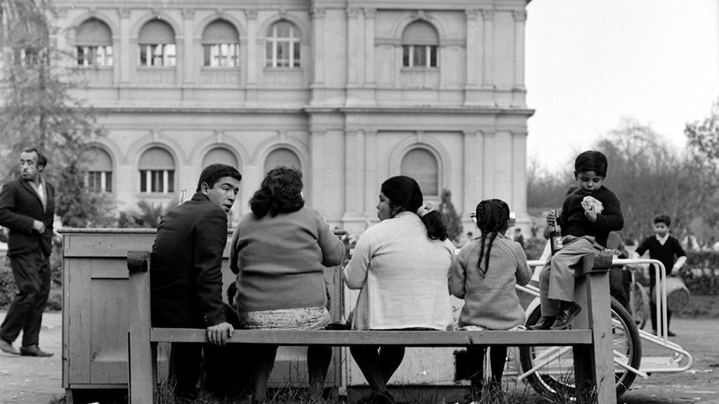 Fotografía de Armindo Cardoso, familia sentada frente al edificio del Museo Nacional de Historia Natural, Quinta Normal, (fragmento), 1972. Colección Biblioteca Nacional.