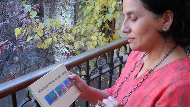 Irene De la Jara y su libro.