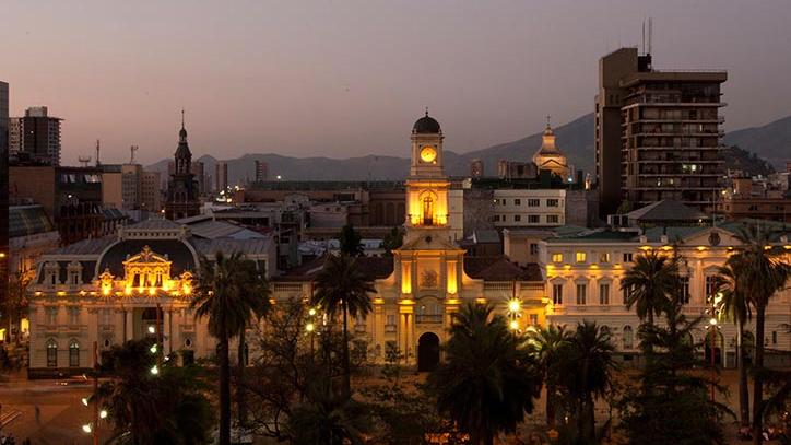 Vista nocturna y en altura de la fachada del Museo Histórico Nacional.