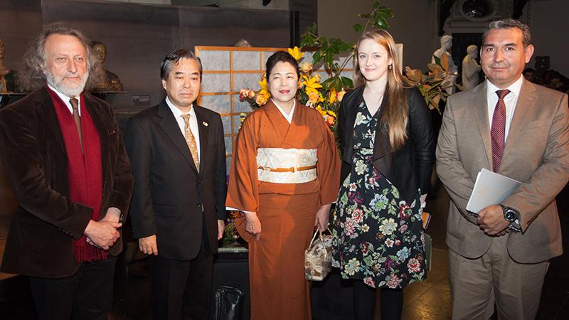 Roberto Farriol, director del MNBA; embajador de Japón Yoshinobu Hiraishi y su señora; Natalia Keller, curadora de la muestra; y Javier Díaz, director (S) del Servicio Nacional de Patrimonio Cultural. Autoridades dieron por inaugurada esta muestra que se extenderá hasta el 5 de agosto.