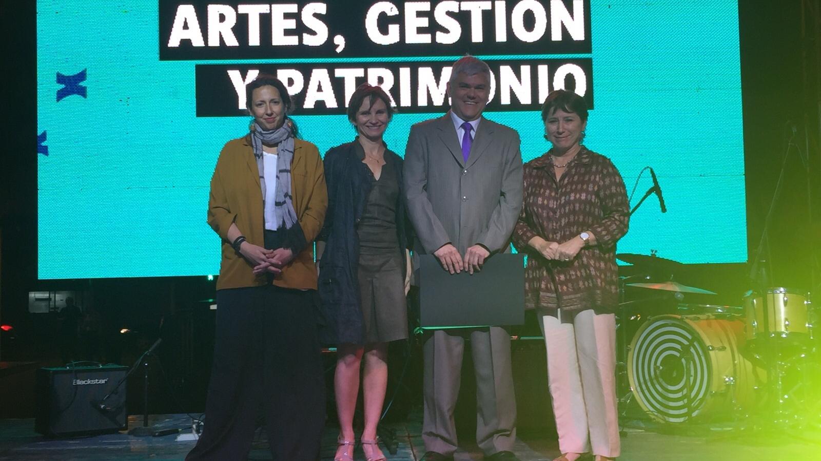 Claudio Gómez, Director del Museo Nacional de Historia Natural, recibiendo el premio de manos de la alcaldesa.