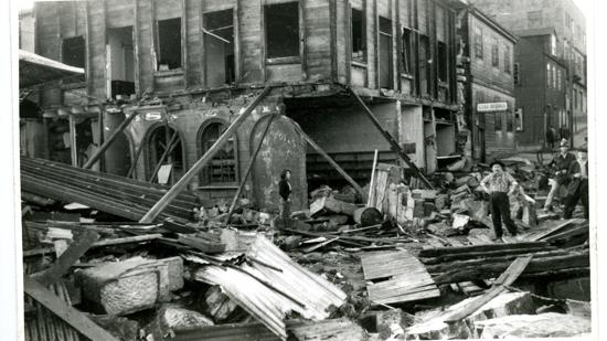 Imagen www.memoriasdelsigloxx.cl Casa de la familia Navarro destruida por el terremoto. La casa estaba ubicada en la esquina de calle Pudeto con Serrano. Año 1960.